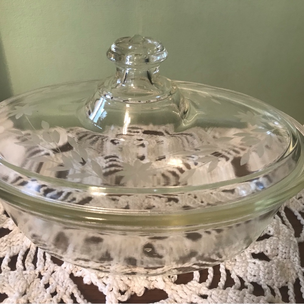 Vintage Pyrex 1 Qt Yellow Tinted Etched Floral Glass Casserole with Victor Lid